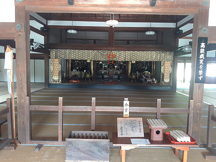 Altar inside Hojo Main Hall of Kenchoji Temple in Kamakura