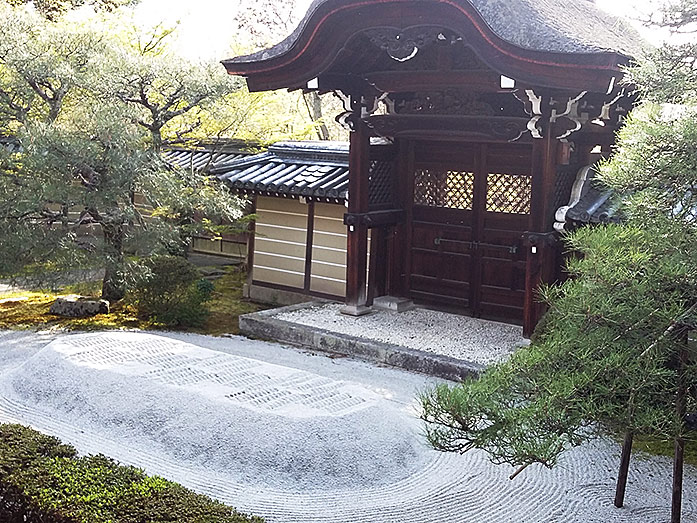 Chokushi-mon Gate Eikan-do Temple in Kyoto