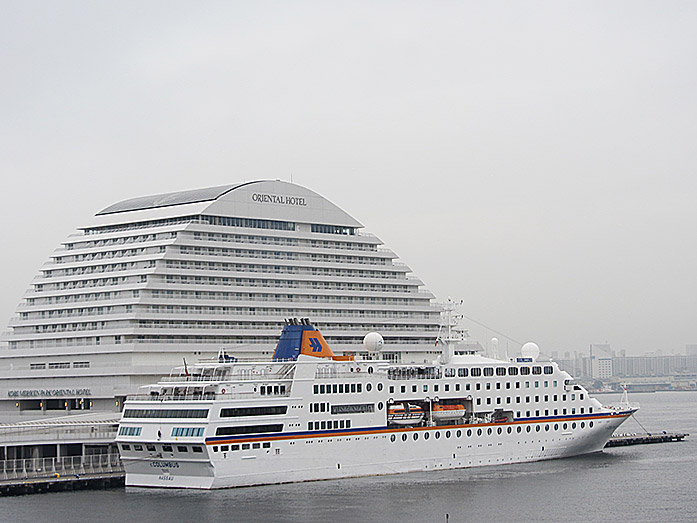 Cruise Ship in front of the Meriken Park Oriental Hotel