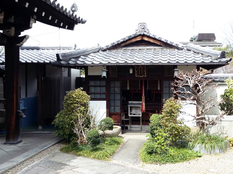 Small Shrine Hojuji Temple in Kyoto