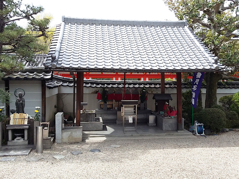 Small Shrine Hojuji Temple in Kyoto