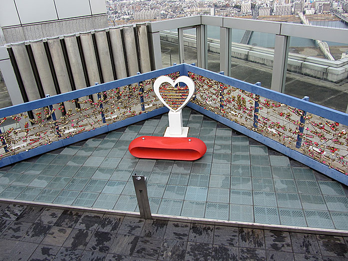 >Osaka Umeda Sky Building Fence of Vows at The Lumi Deck