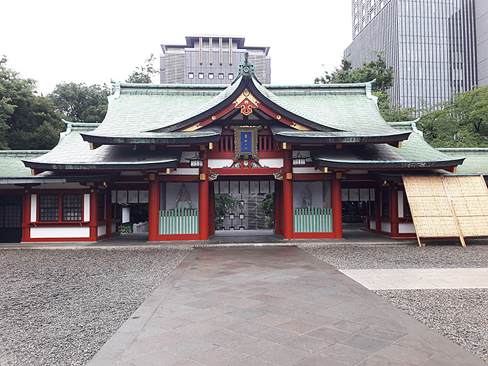 Shinmon Gate at Akasaka Hie Shrine in Tokyo