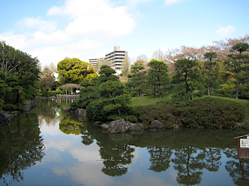 Small Japanese garden in Sumida Park next to Ushijima Shrine